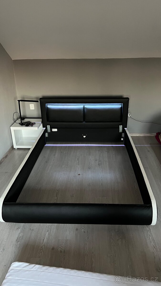 Postel s LED osvětlením