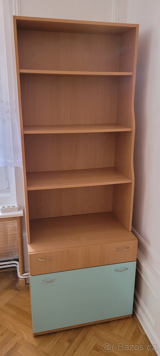 Skříň z lamina otevřená s 2 šuplíky