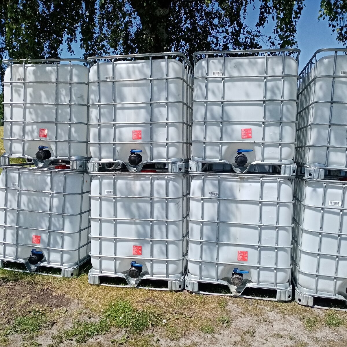 IBC nádrže kontejnery na 1000 litrů černé bílé