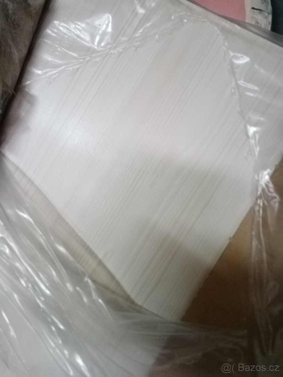 Prodám dveře 80 cm , pravé , borovice bílá ,Sapeli