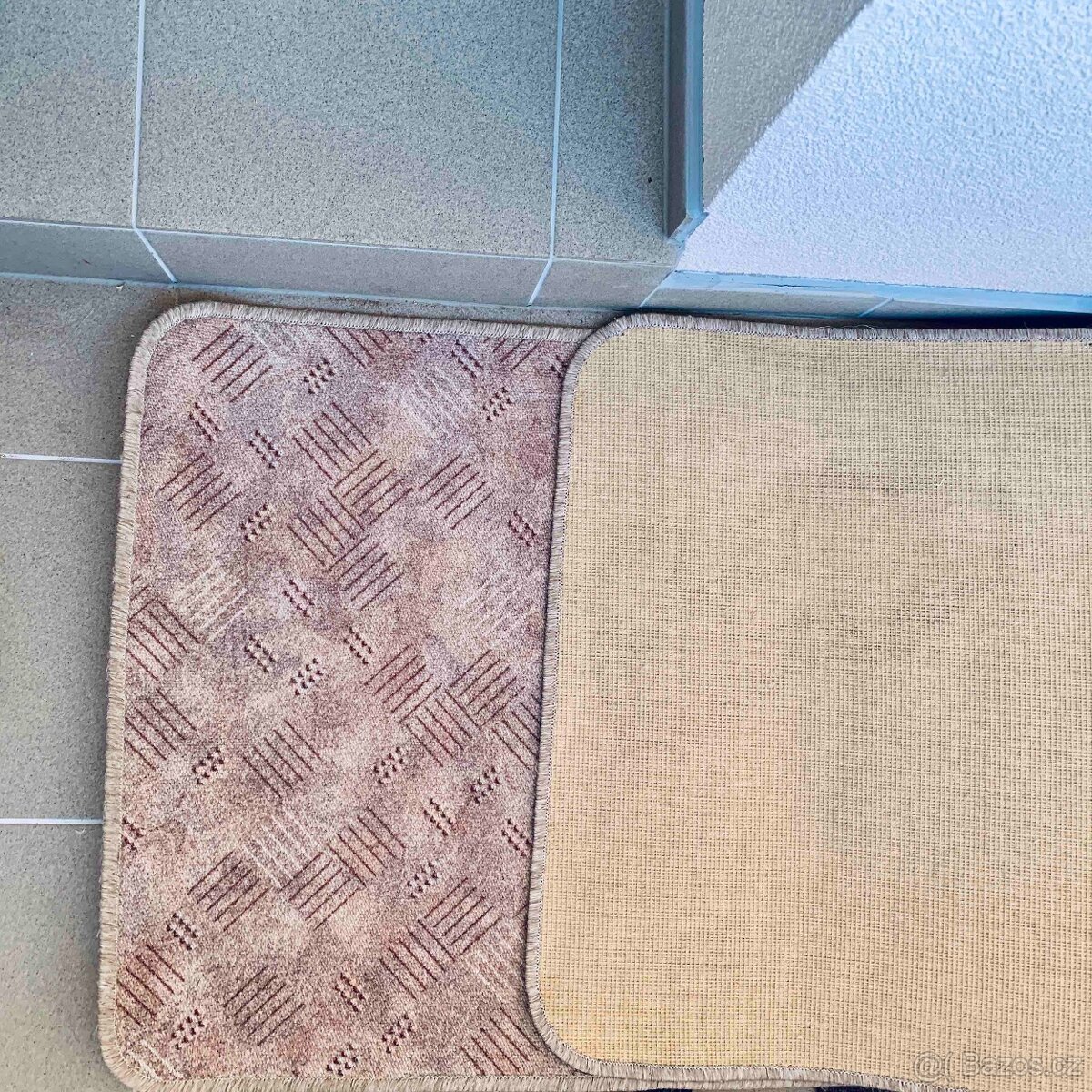 Koberec běhoun olemovaný kovral