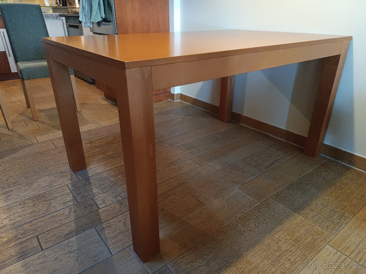 Jídelní stůl