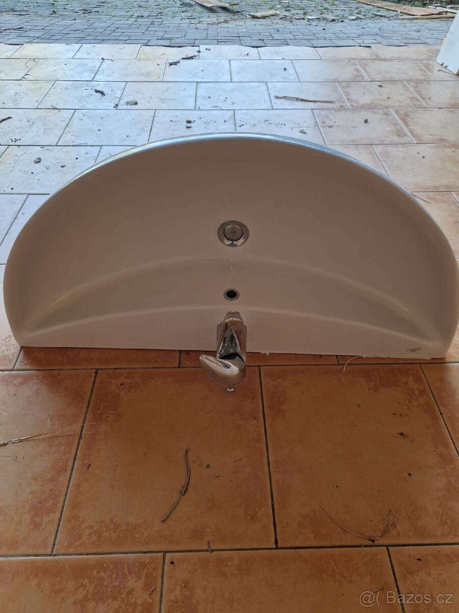 Umyvadlo včetně baterie