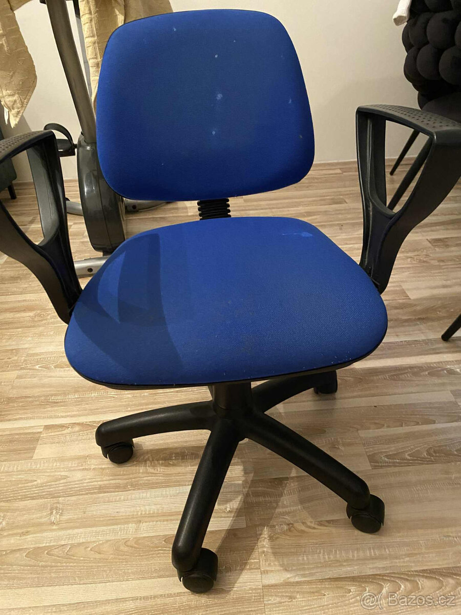 Dětská otočná židle