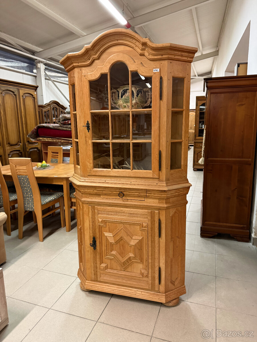 Rohová dubová prosklená vitrina- komplet masív