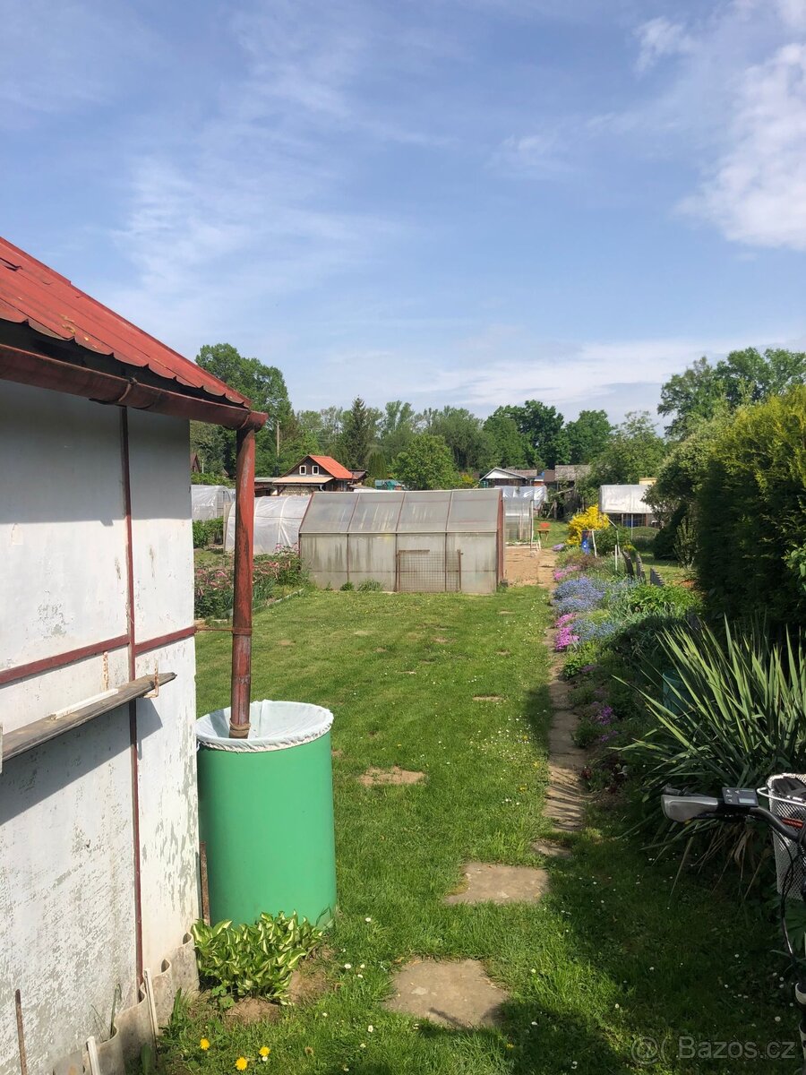 Zahrada s malou chatkou