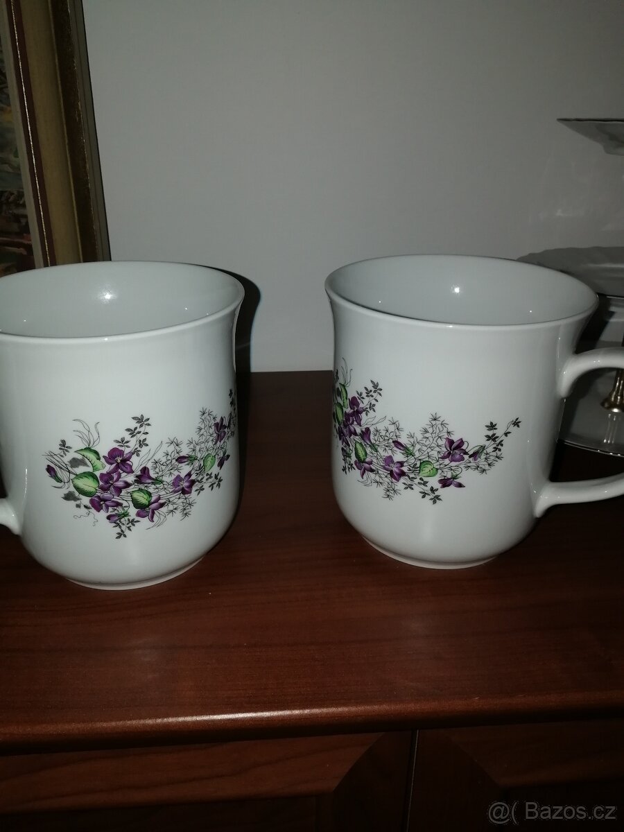 velkoobjemový hrnek s fialkami