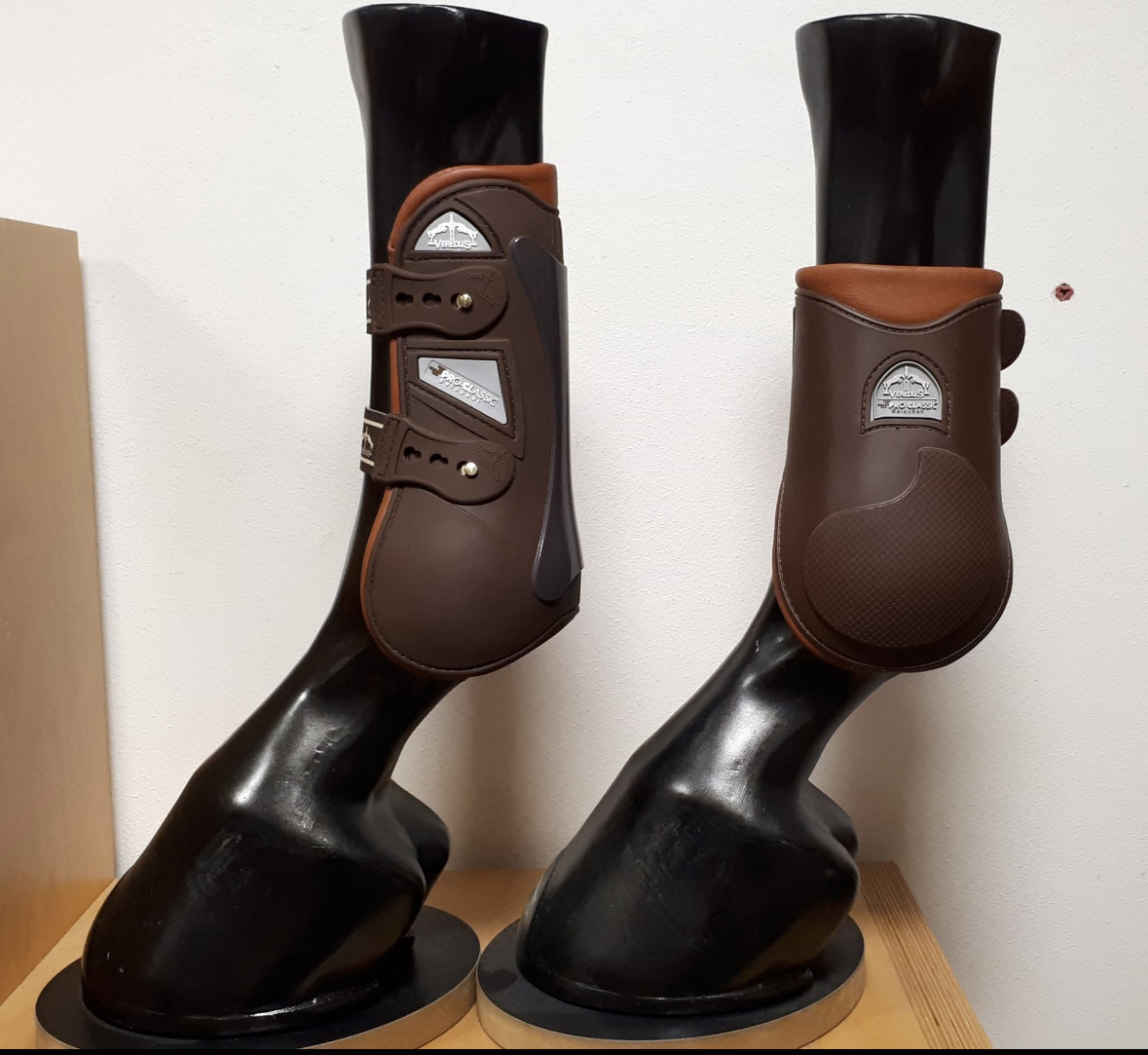 Veredus kamaše, ohlavka eskadron, bandáže equiline