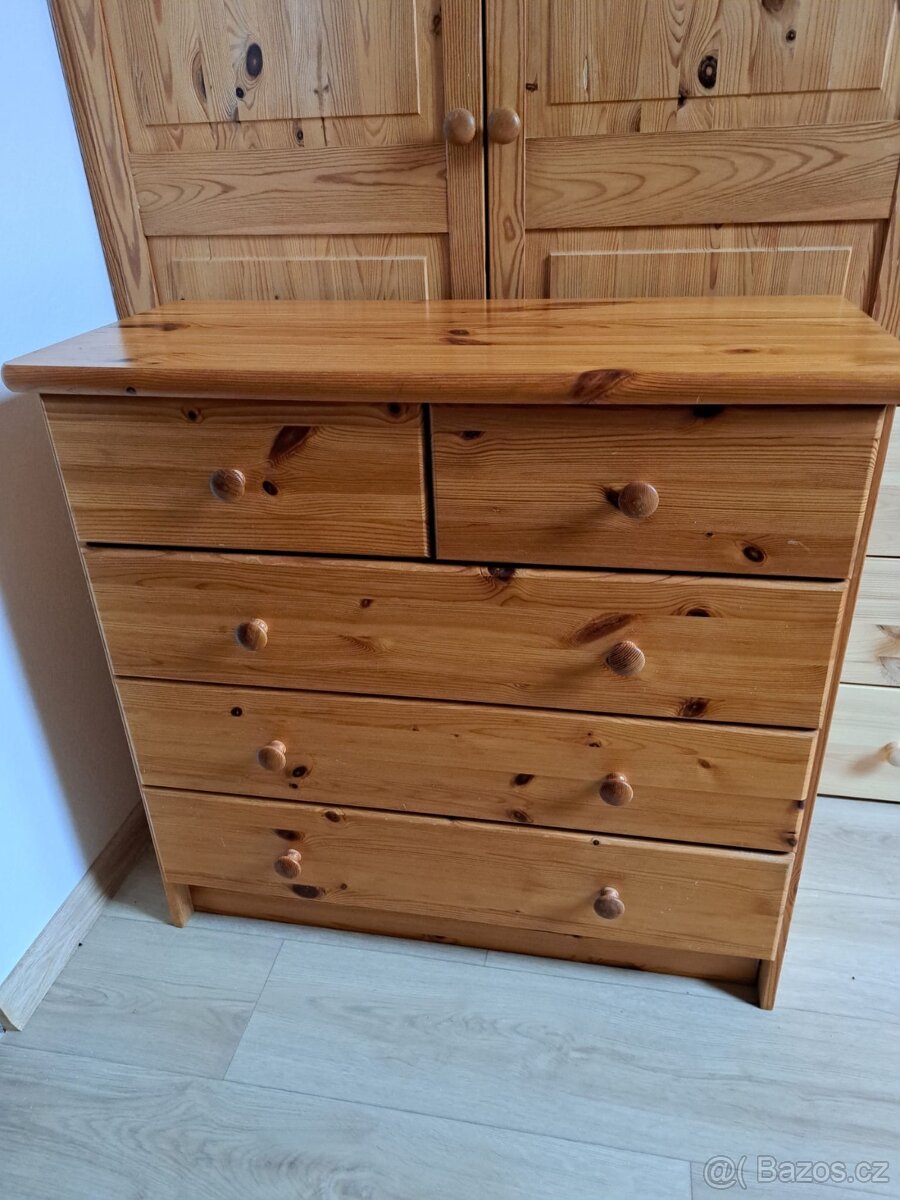 masivní komoda prostorná
