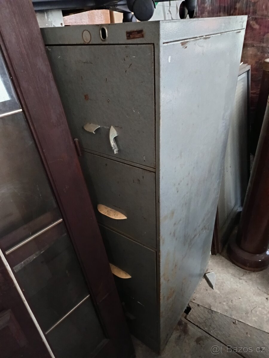 plechová skříń