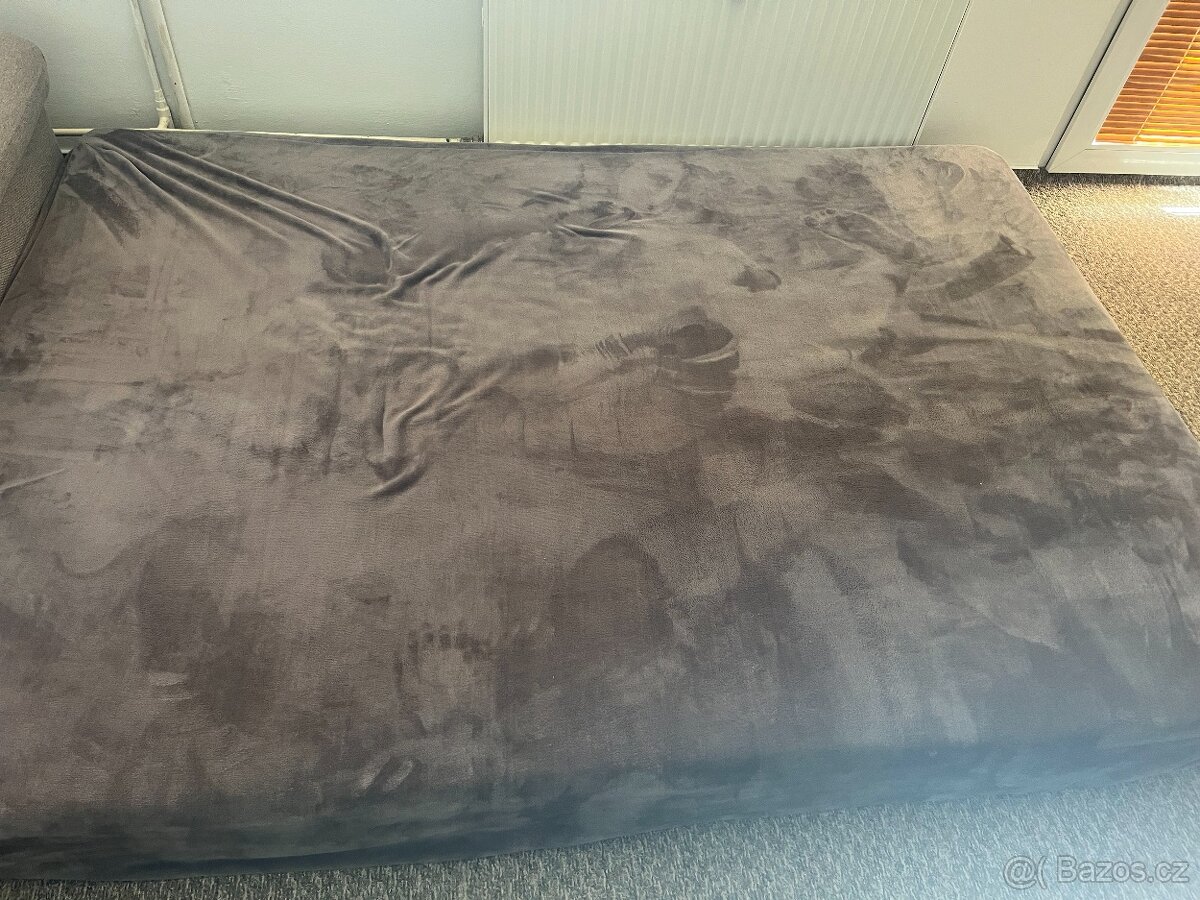 Dřevěná postel Ikea s rošty + matrací