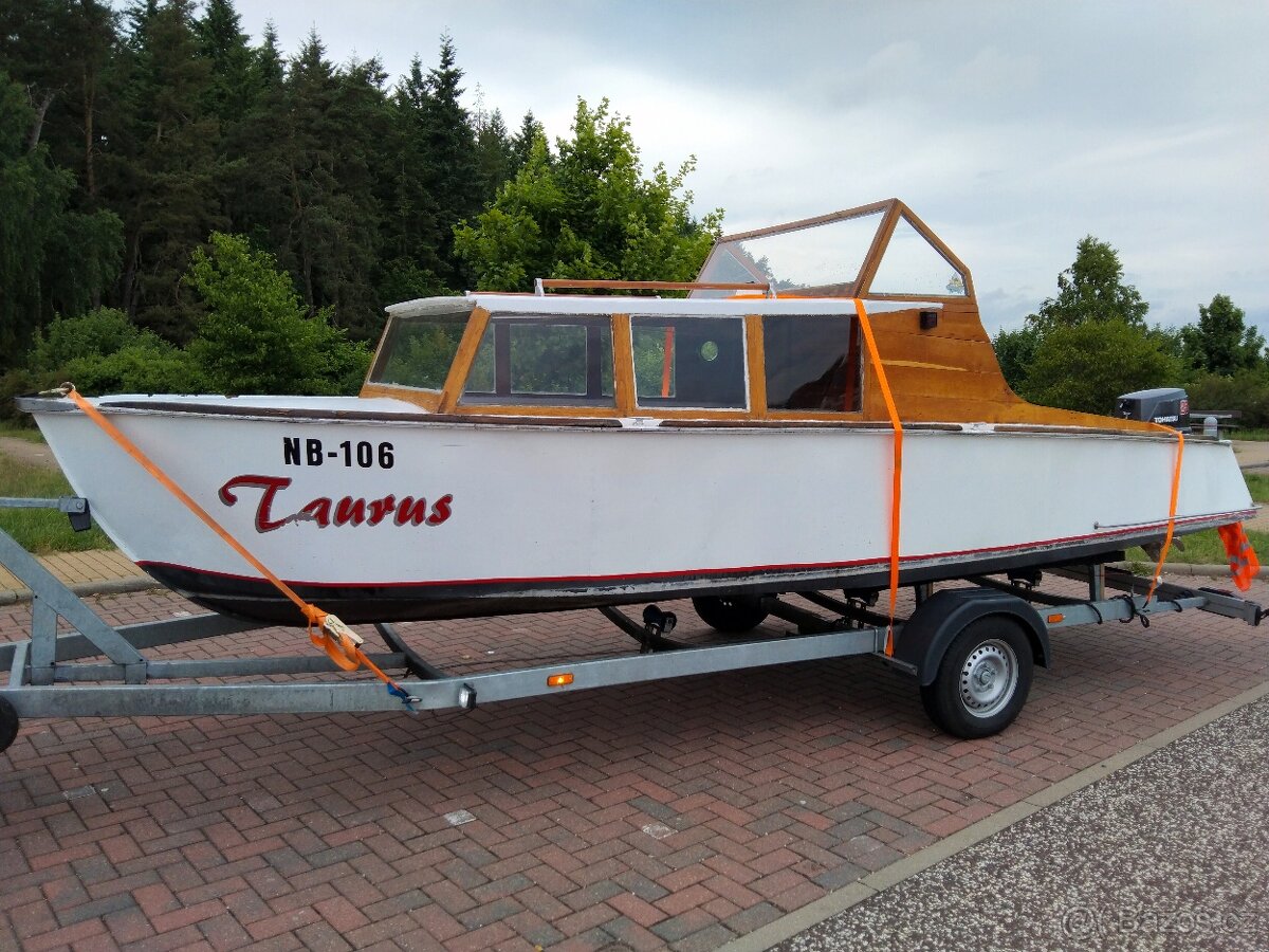 Kajutová loď s motorem Tohatsu 25