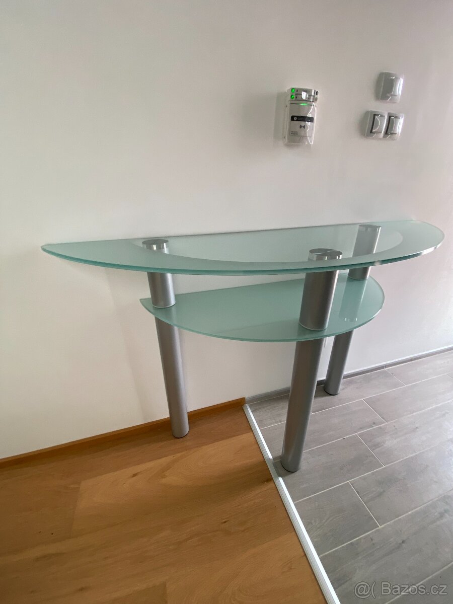 Designový skleněný konzolový stolek