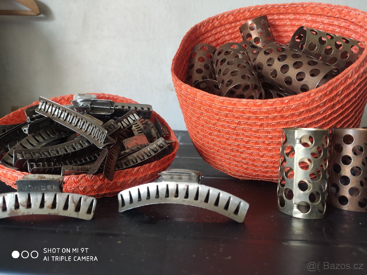 Retro kovové natáčky a skřipce z minulého století