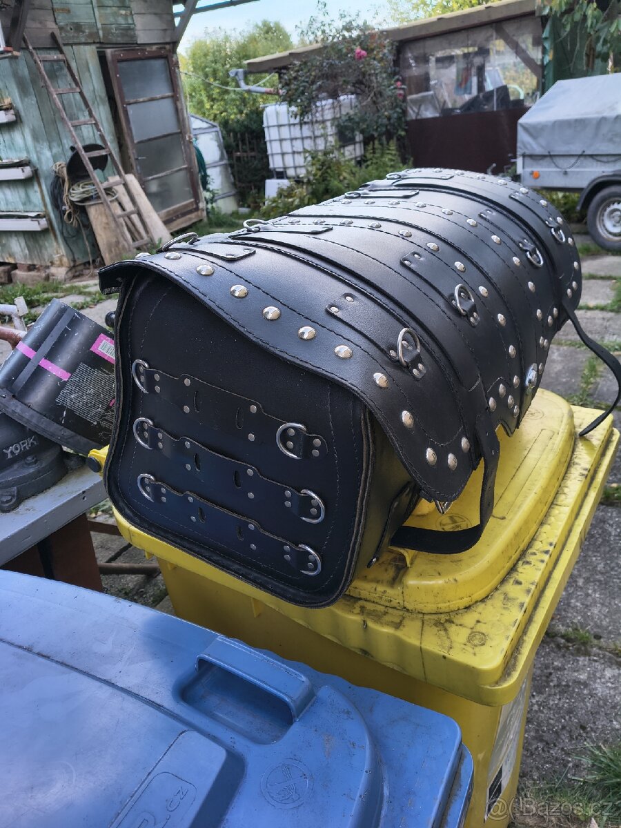 Kožený kufr na motorku (choppera)