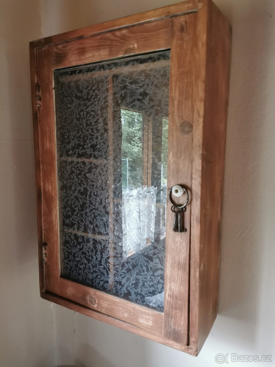 Stará skříňka lékárnička
