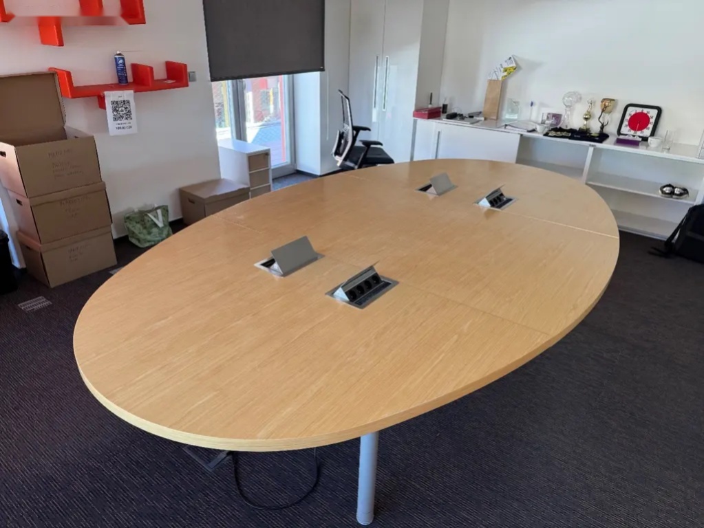Velký oválný kancelářský stůl 320×185cm /8 osob