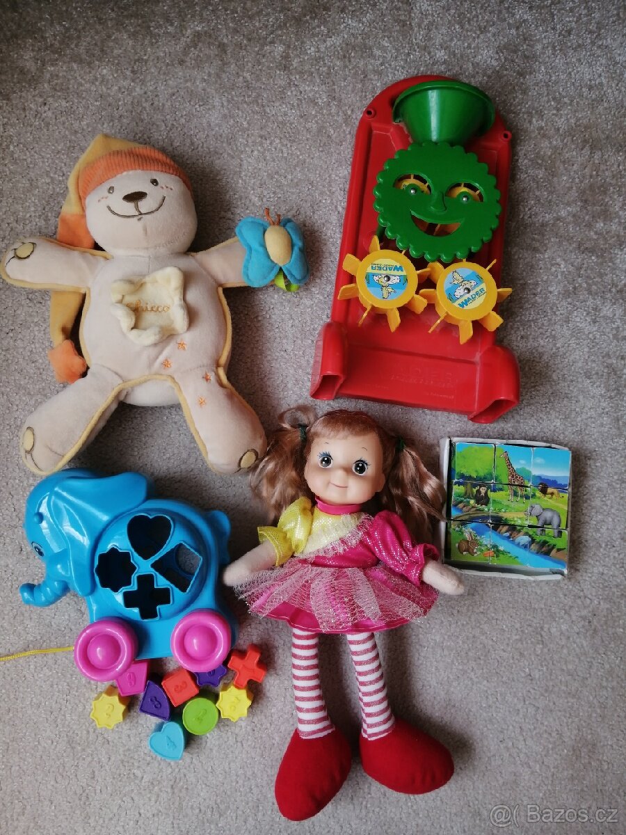Medvídek, vodní mlýn, slon, panenka, kostky