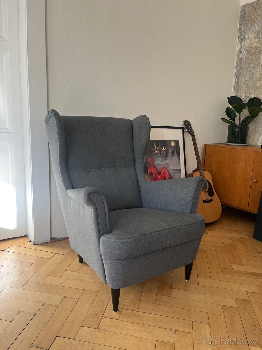Šedivé křeslo ušák