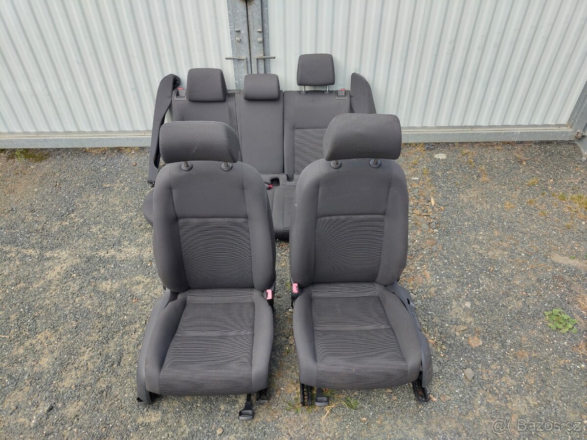 Sedačky VW Golf V HB