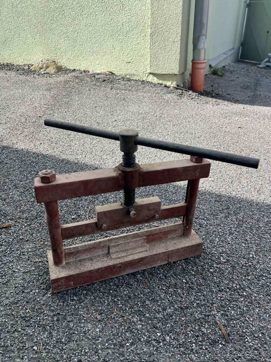 Štípačka na zámkovou dlažbu 1000 ,-