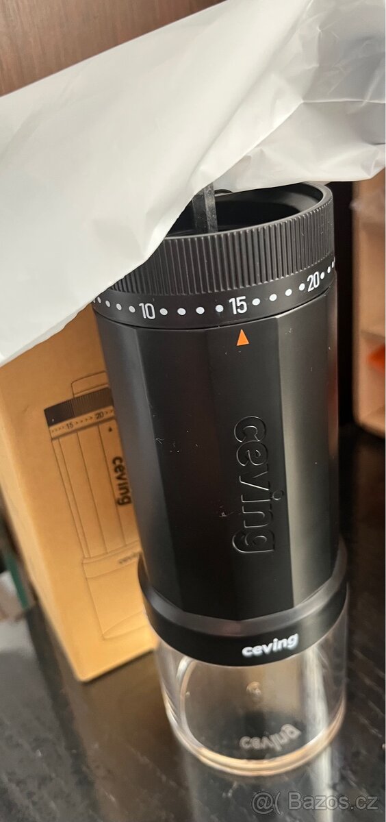 Manuální mlýnek na kávu