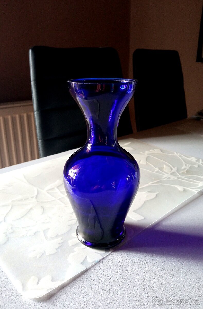 Váza z foukaného skla
