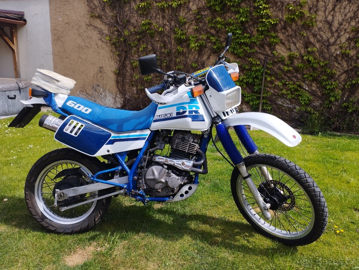 Suzuki Dr 600 spěchá