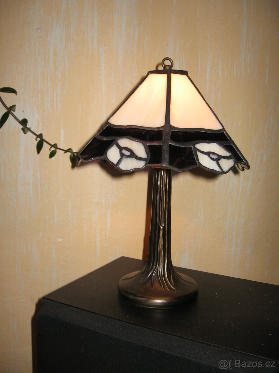 Vitrážová lampa vyrobená technikou tiffany