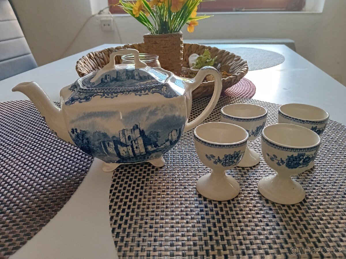 Anglický porcelán- konvice a 4 stojany na vejce