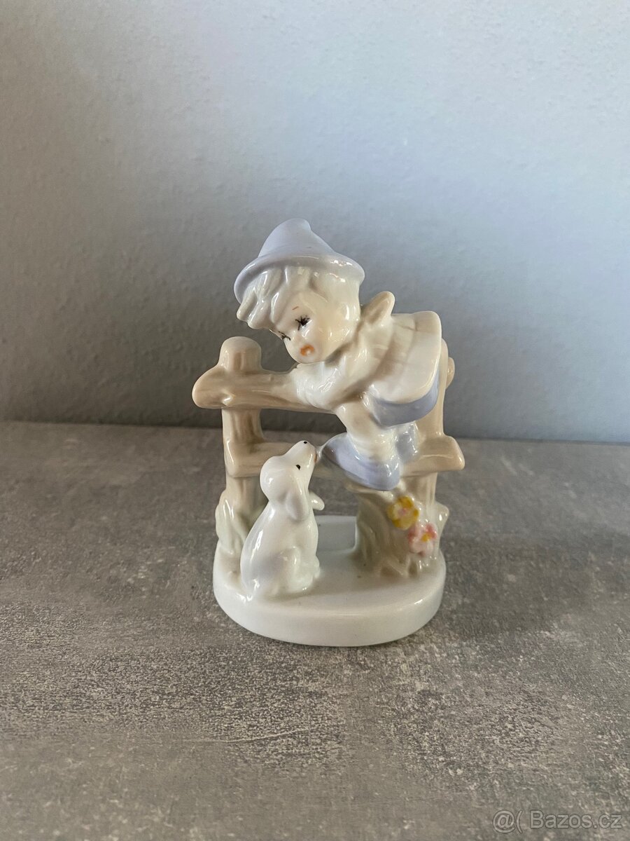 Porcelánová figurka – chlapec s pejskem