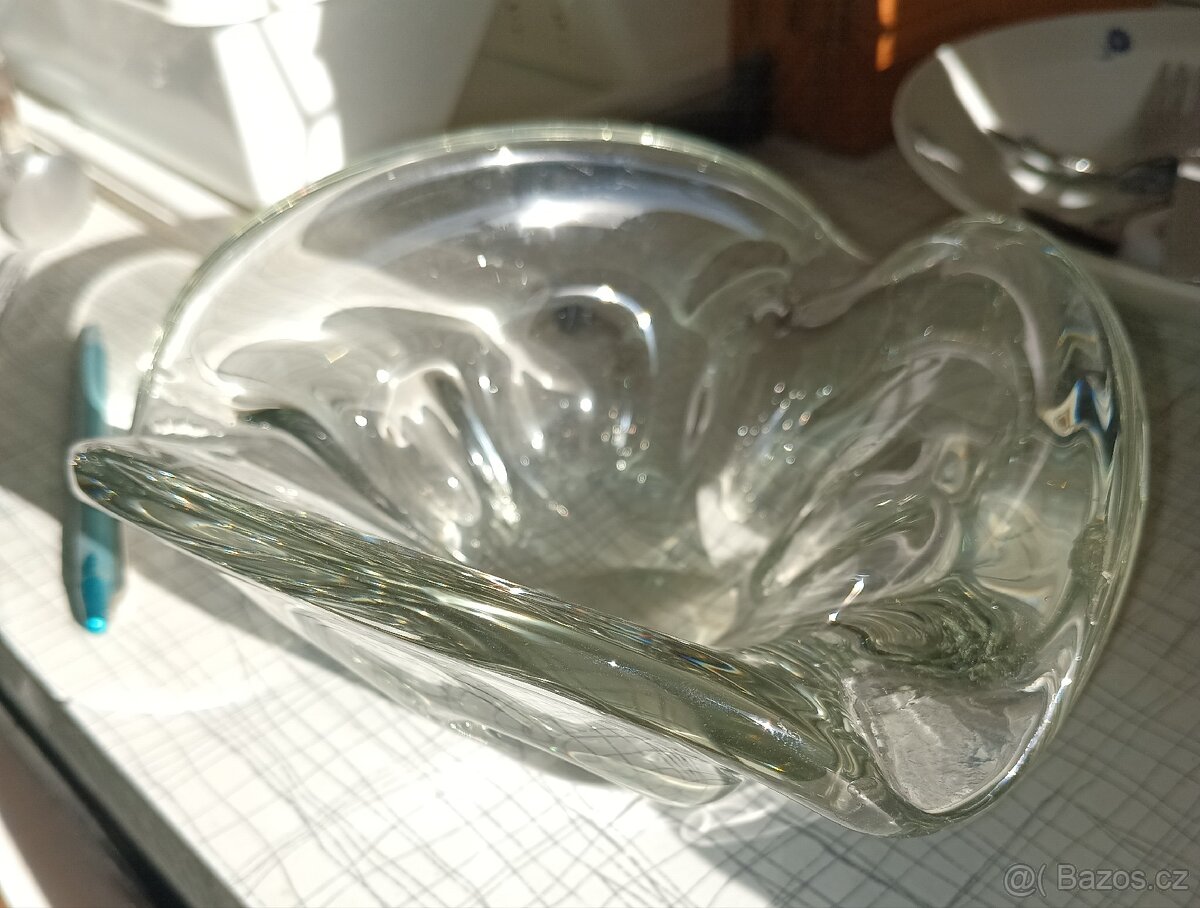 Popelník z hutního skla.