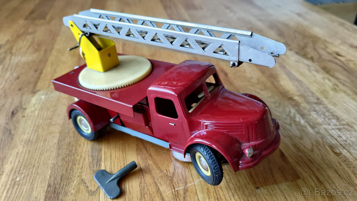IGLA HASIČSKÉ AUTO - STAROŽITNÁ PLECHOVÁ HRAČKA