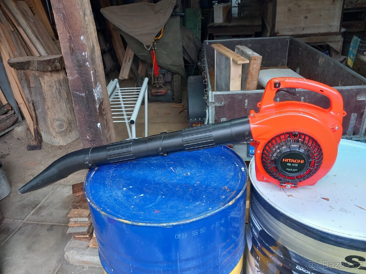 Fukar na listí a trávu HITACHI RB 85E.