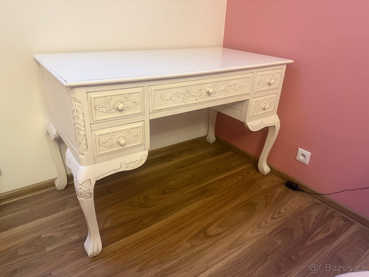 Psací stůl nebo toaletka