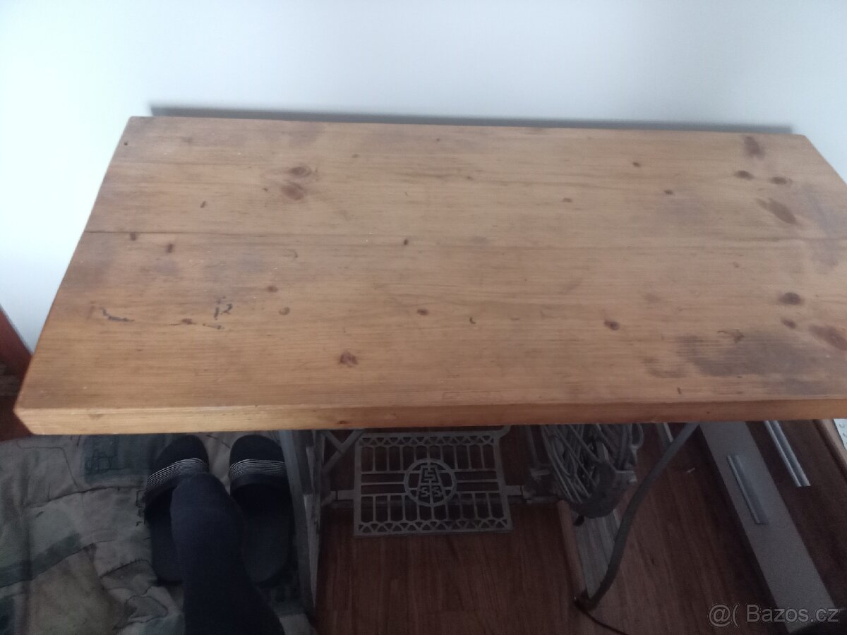 Stůl že šicího stroje