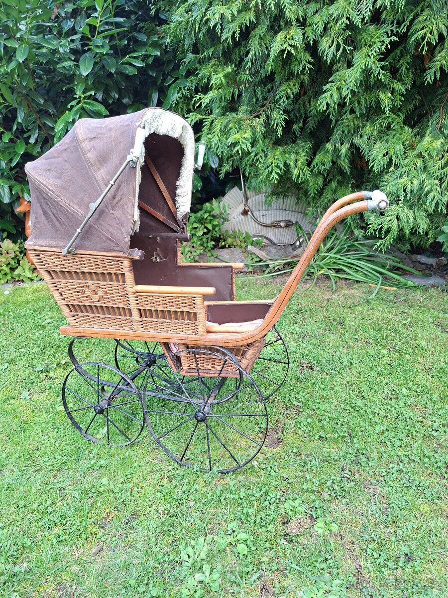 Starožitný kočárek pro panenky č. 950