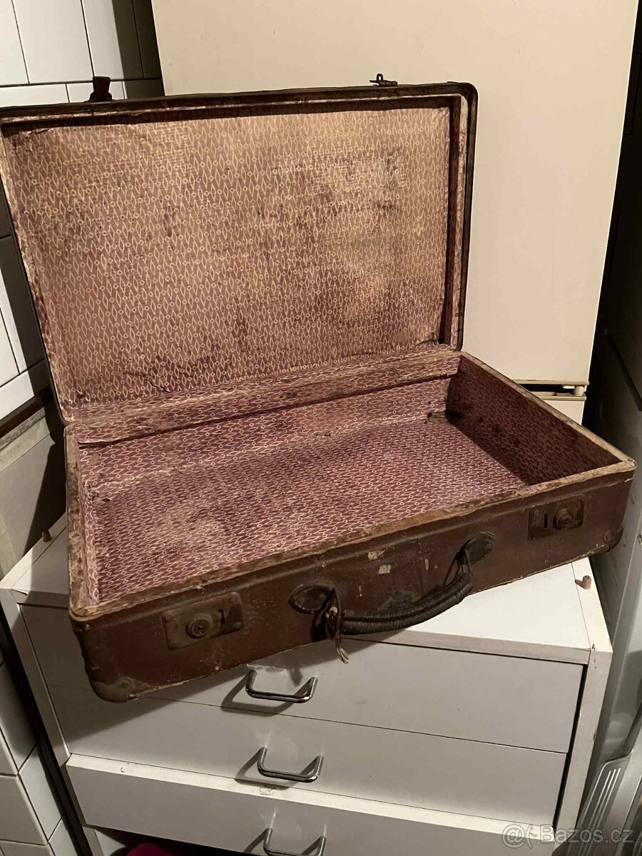 Starý papírový kufr