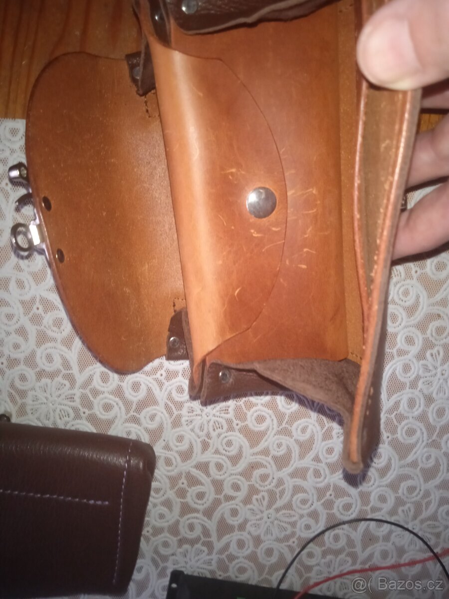 2 kožené brasnicky