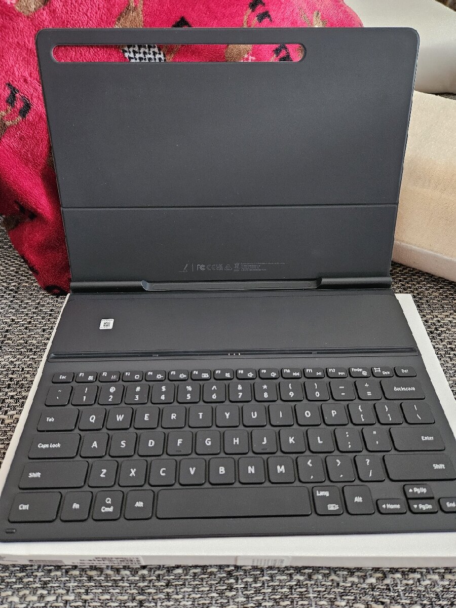 Černé pouzdro s klávesnicí pro S8+