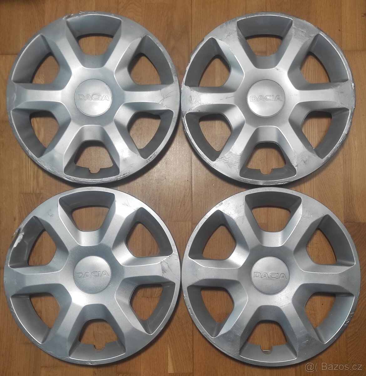 Sada 4 kusů poklic Dacia (15")