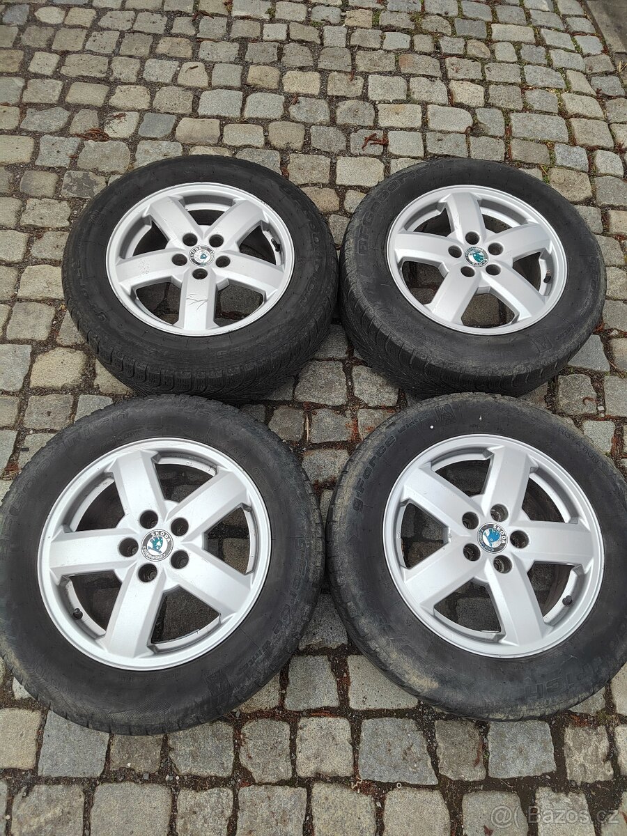 Prodám orig.alu 15 škoda Octavia 1 5x100 ET 38 pneu K.O