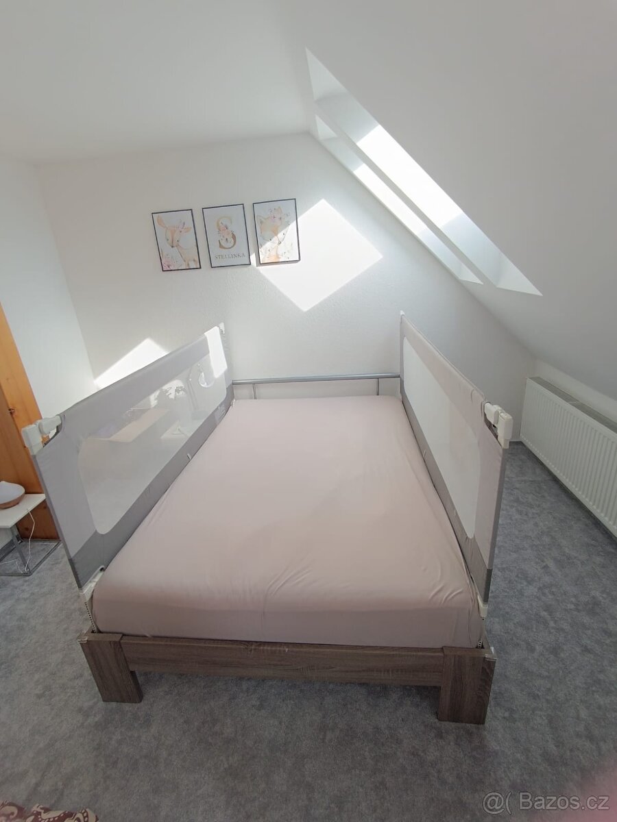 Postel s bočnicemi