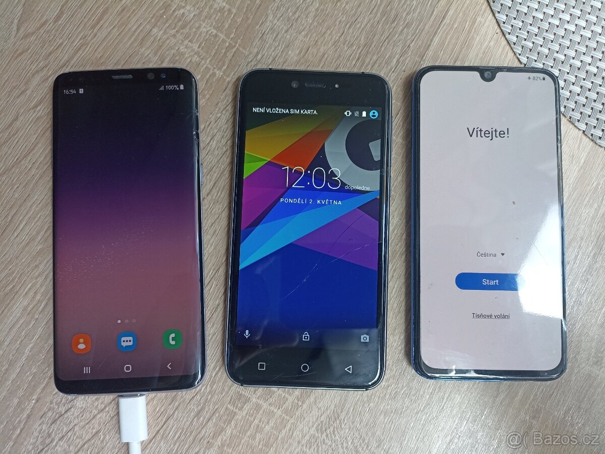 3 telefony na opravu nebo ND