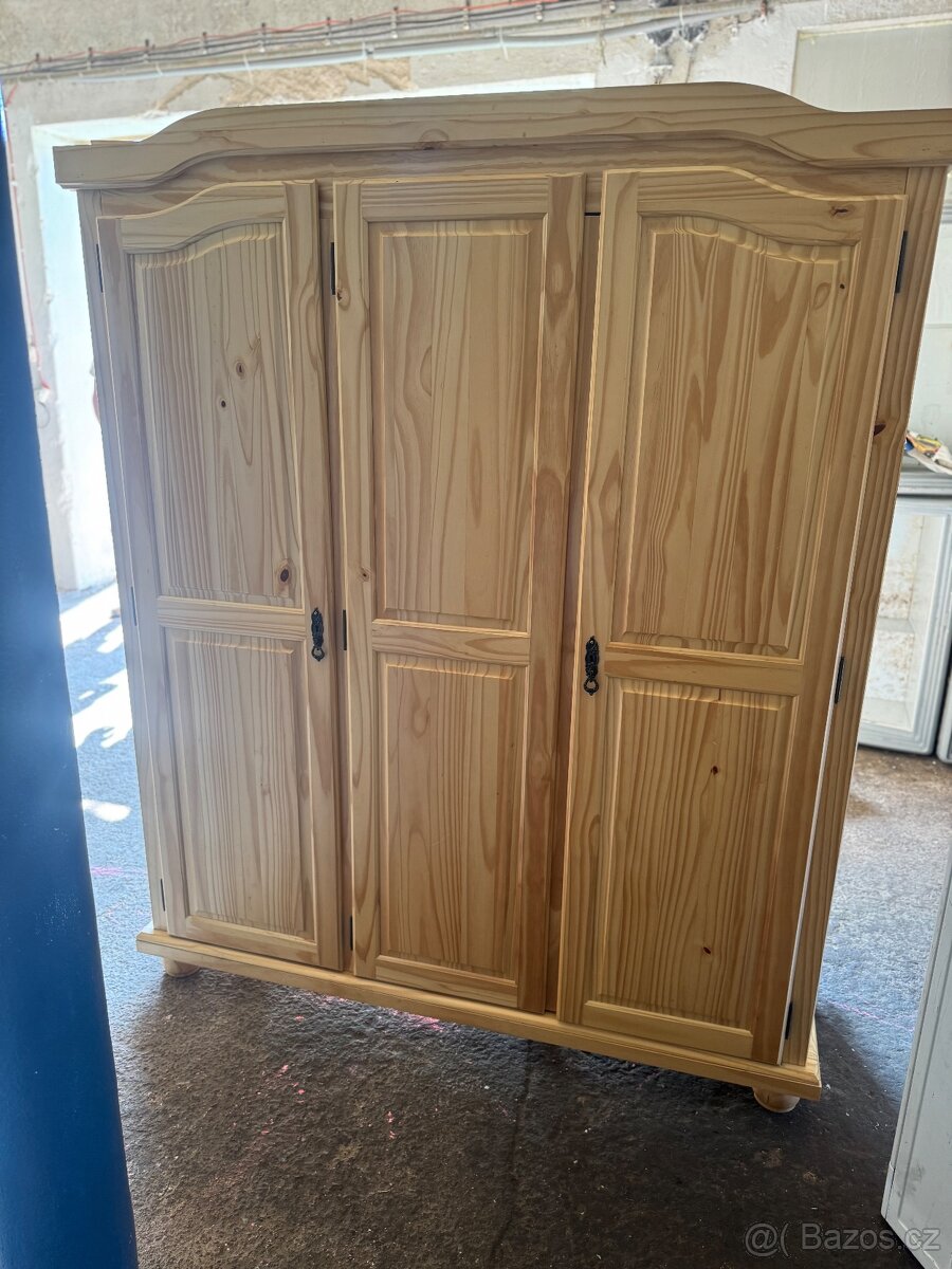 Prodám dřevěnou skříň.