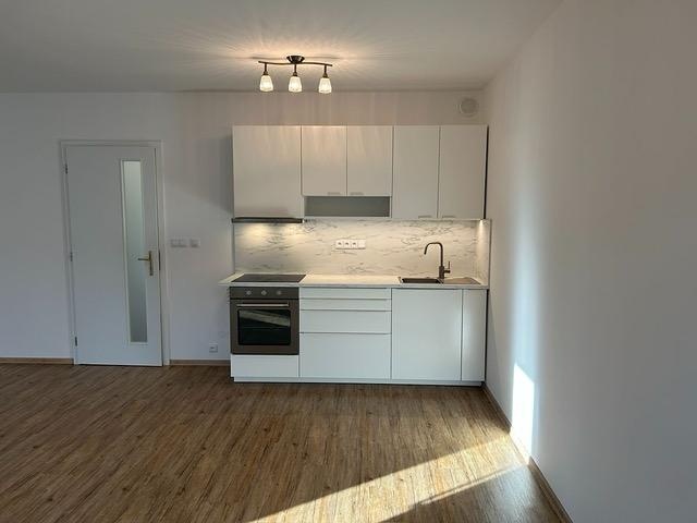 Moderní bílá kuchyňská linka (bez spotřebičů)