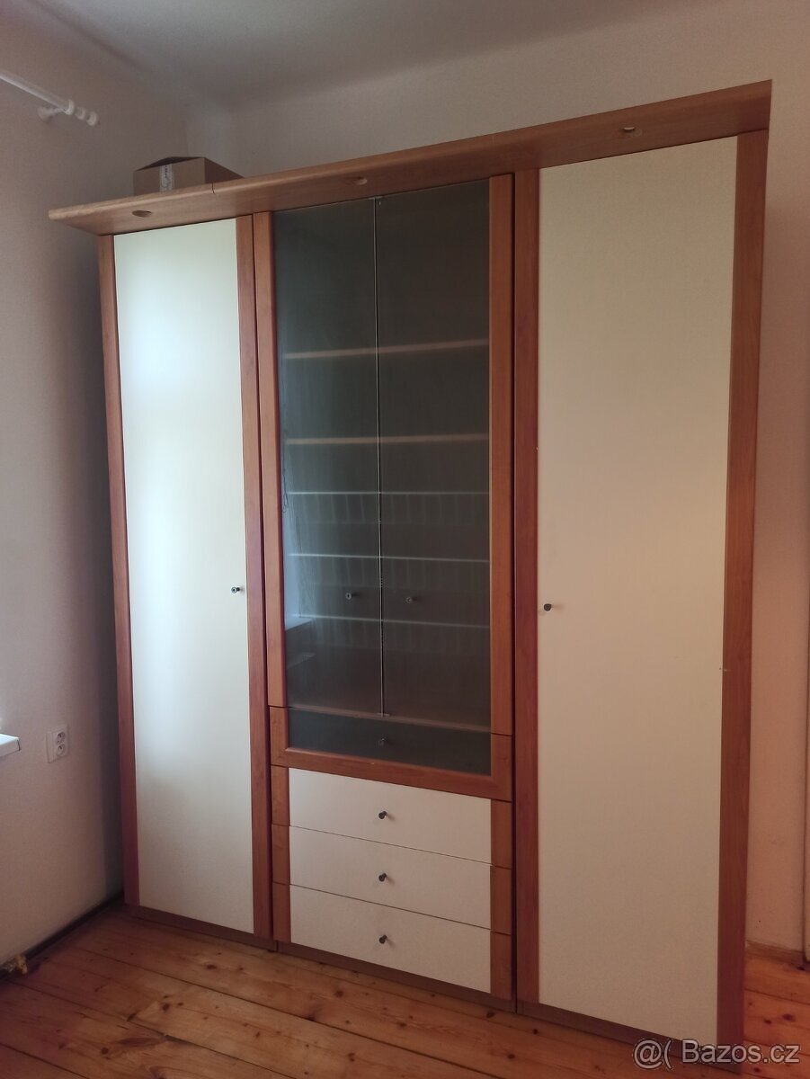 Skříň Ikea se světelným pásem
