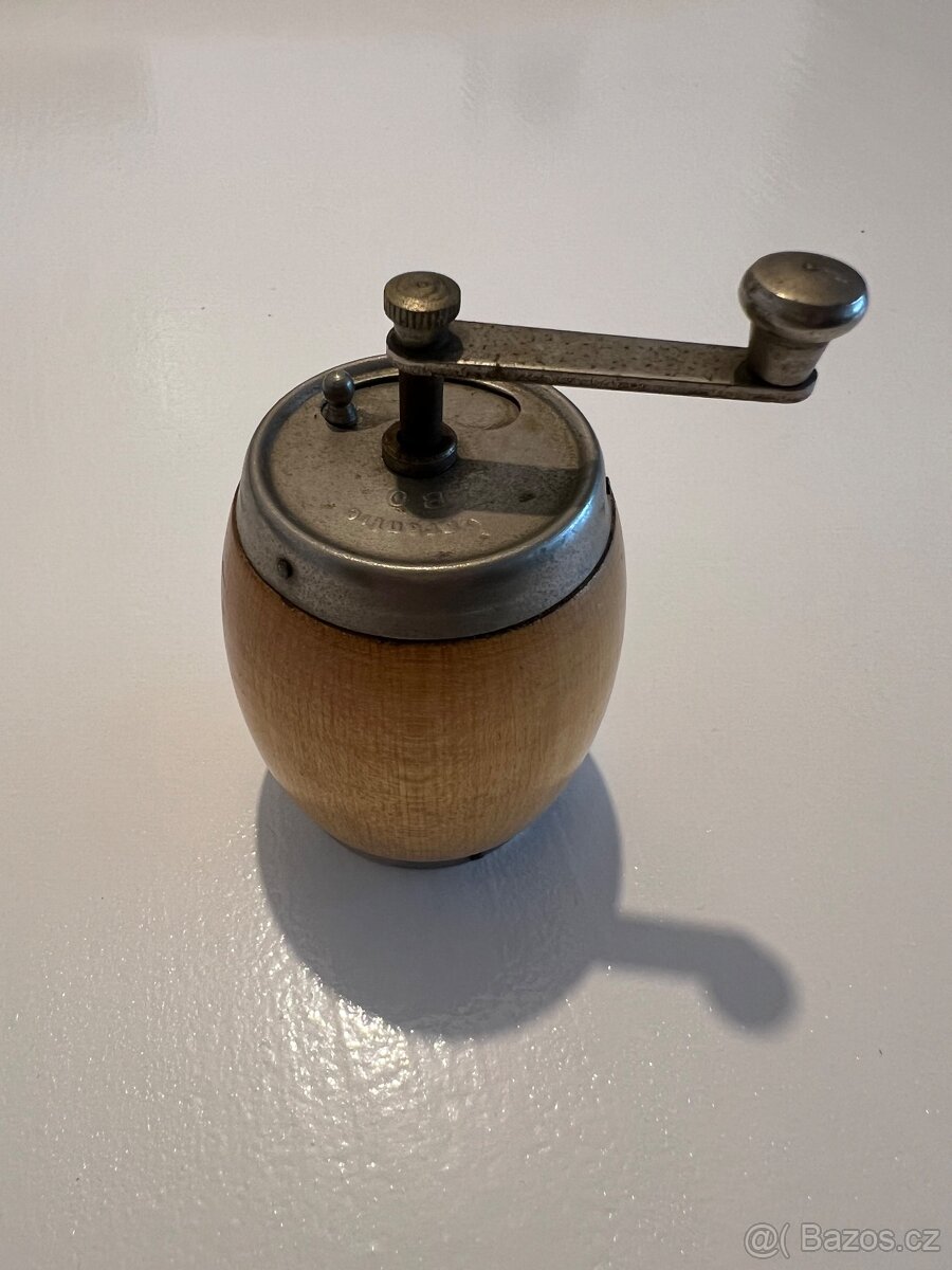 Starožitný ruční mlýnek na pepř - Antigue, vintage