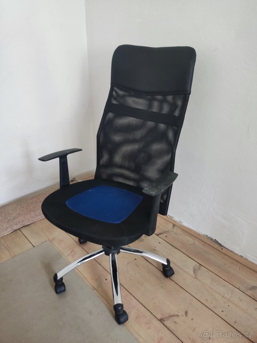 Kancelářská židle s opěrkami na ruce