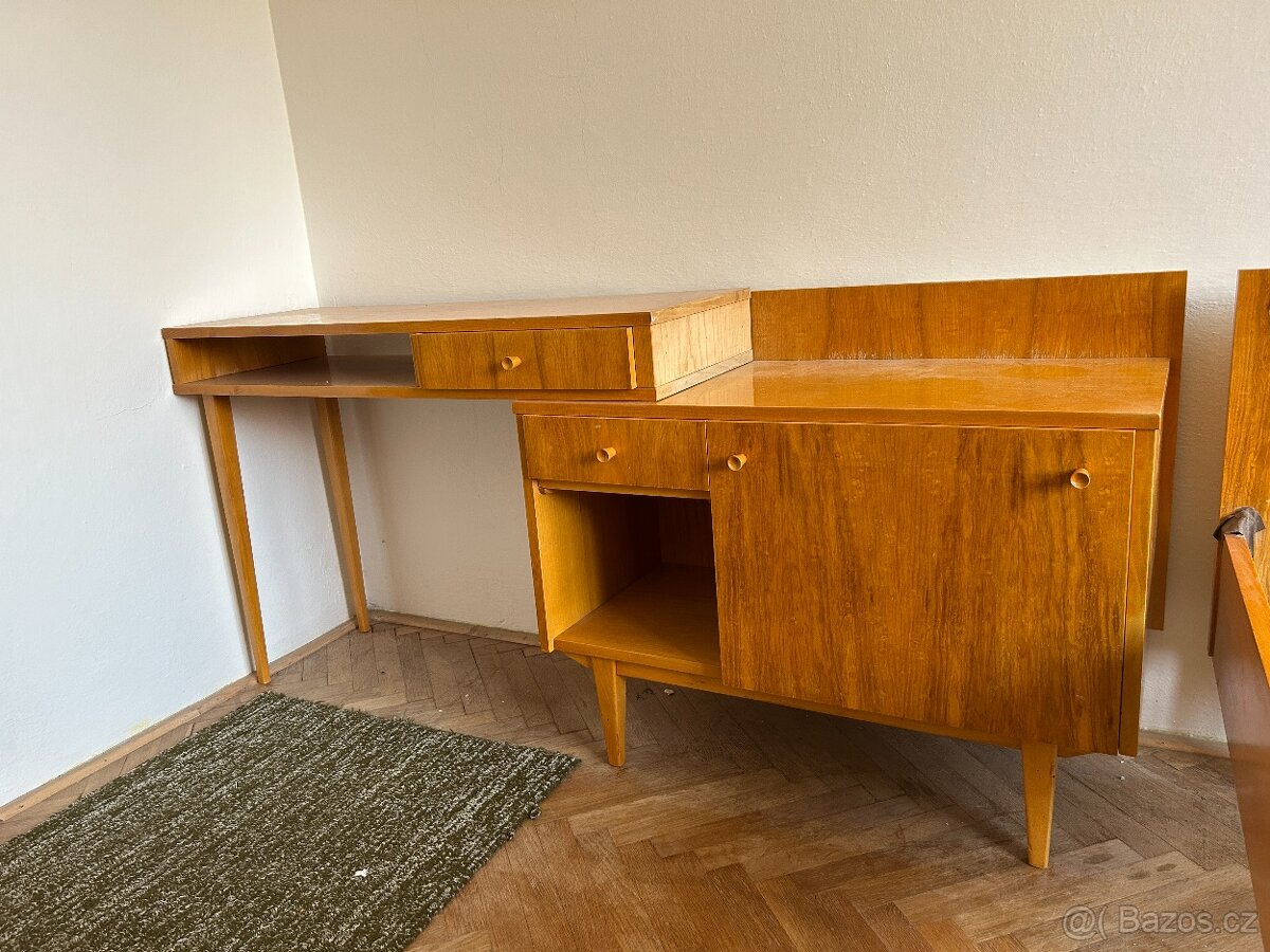 Prodám ložnicový nábytek – skříně, stolek, toaletka
